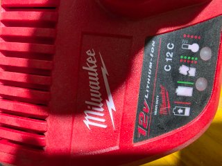 Cargador y Batería Milwaukee M12