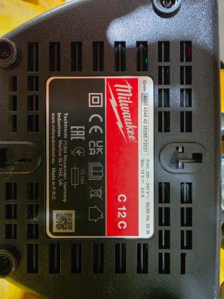 Cargador y Batería Milwaukee M12