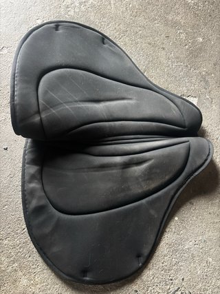 Sudadero Endurance Negro y cincha de neopreno.