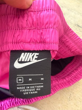 Pantalón corto deportivo Nike rosa fucsia y negro
