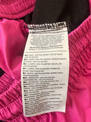 Pantalón corto deportivo Nike rosa fucsia y negro