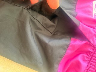 Pantalón corto deportivo Nike rosa fucsia y negro