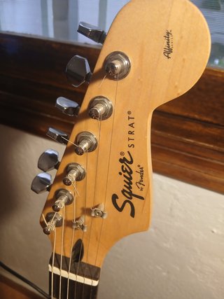 Squier Stratocaster Affinity + Amplificador Marsha