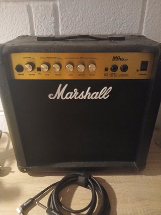 Squier Stratocaster Affinity + Amplificador Marsha