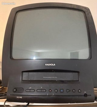 Televisor Radiola con VHS integrado