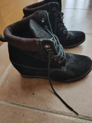 Botines negros con cordones y cuña