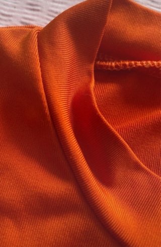 Top naranja sin mangas cuello alto