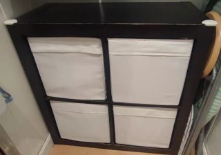 Estantería Ikea Negra con Cestas Blancas