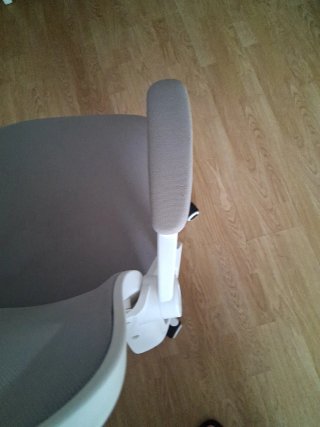 Silla de oficina gris y blanca