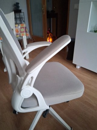 Silla de oficina gris y blanca