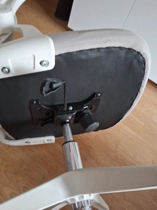 Silla de oficina gris y blanca