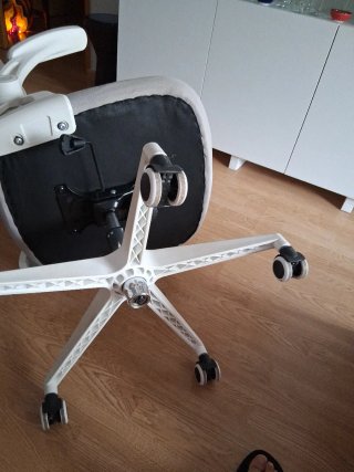 Silla de oficina gris y blanca