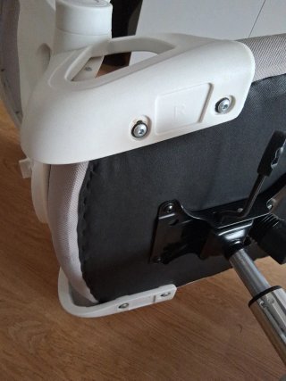 Silla de oficina gris y blanca