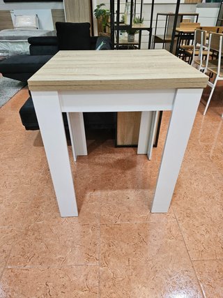 Mesa extensible de madera y 4 sillas blancas