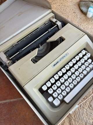 Máquina de escribir Olivetti Lettera 25
