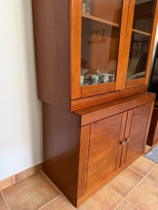 Vitrina de madera con puertas de cristal