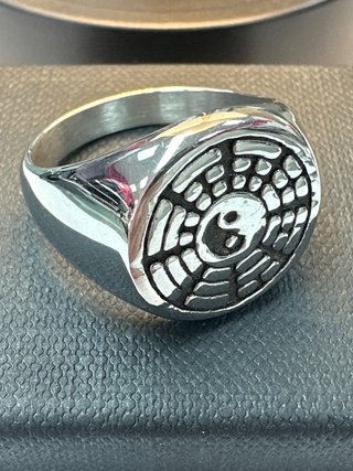 Anillo acero plateado con simbolo de yin y yang T27