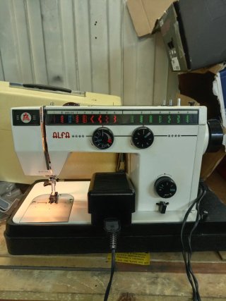 Máquina de coser eléctrica Alfa.necesita revision