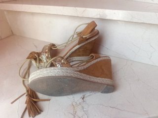 Sandalias cuña marrón y doradas T.38