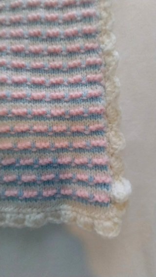 Manta bebé blanca, azul y rosa con forro rosa