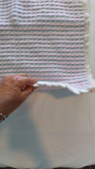 Manta bebé blanca, azul y rosa con forro rosa