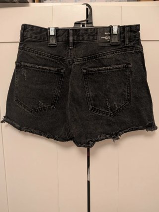 Shorts vaqueros negros Stradivarius desgastados –
