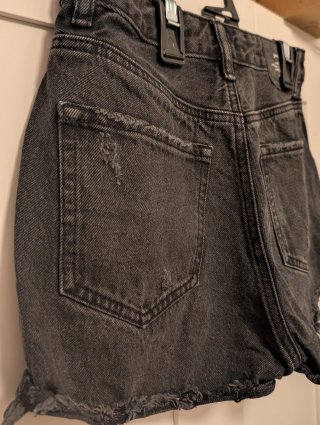 Shorts vaqueros negros Stradivarius desgastados –
