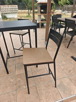 Mesa alta y 2 sillas altas