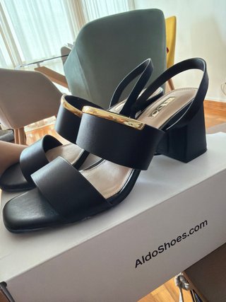 Sandalias ALDO tacón negro y dorado