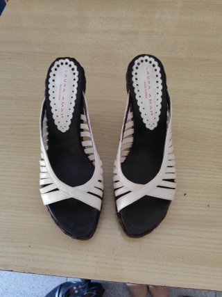 Sandalias Laura Amat Beige y Negro Tacon