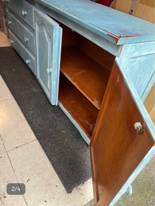 Mueble de estilo rústico con un acabado desgastado