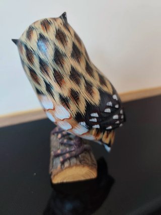 Búho de madera tallado y pintado a mano