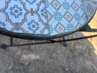 Silla de hierro con detalles cerámicos