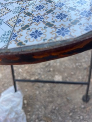 Silla de hierro con detalles cerámicos