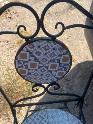 Silla de hierro con detalles cerámicos