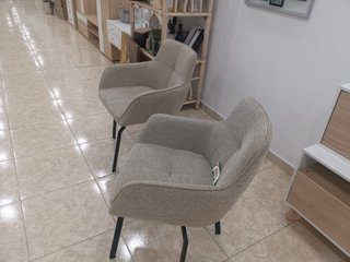 Silla giratoria beige tela y metal.