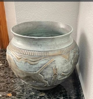 Macetero de cerámica con relieve