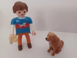 Playmobil hombre con perro y hueso