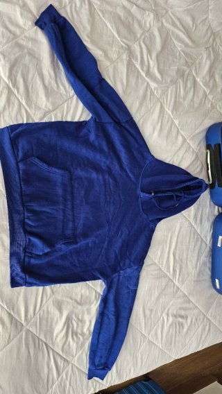 Buzo azul con capucha y bolsillo