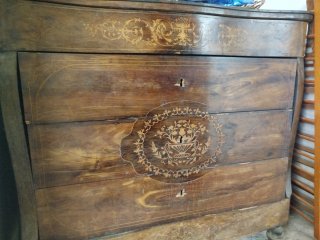 Mueble antiguo de madera con marquetería