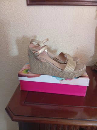 Sandalias cuña doradas
