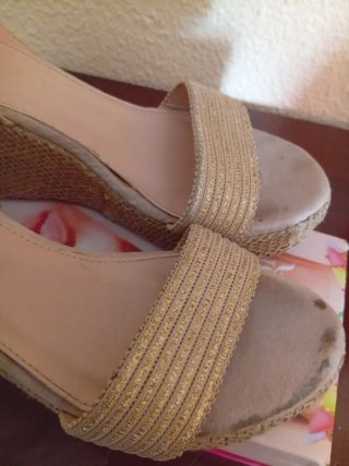Sandalias cuña doradas