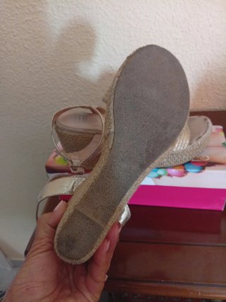 Sandalias cuña doradas