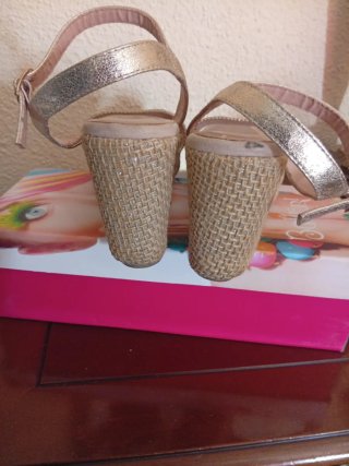 Sandalias cuña doradas