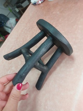 Taburete de madera negro