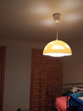 Lámpara infantil IKEA Skojig  naranja con nubes