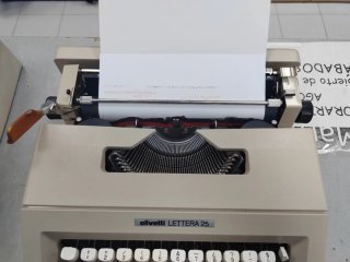 Máquina de escribir Olivetti Lettera 25