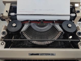 Máquina de escribir Olivetti Lettera 25