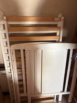 Cuna de bebé blanca y madera