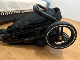 Carrito de bebé KINDERKRAFT negro compacto